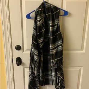 Black and white sleeveless kimono